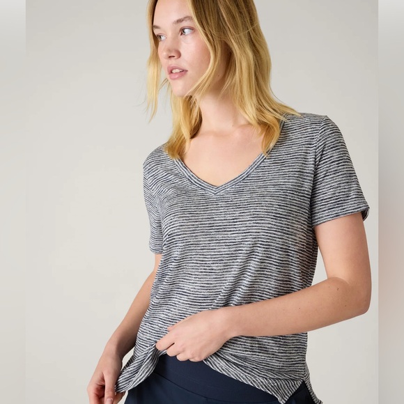 Athleta Breezy Scoop V-Neck Tee Spring 2022 Size Medium - Picture 10 of 11